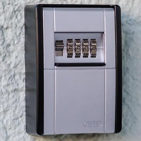 Warmstay I Ferienunterkunft Mit Balkon I Key-box Check-in דירה *